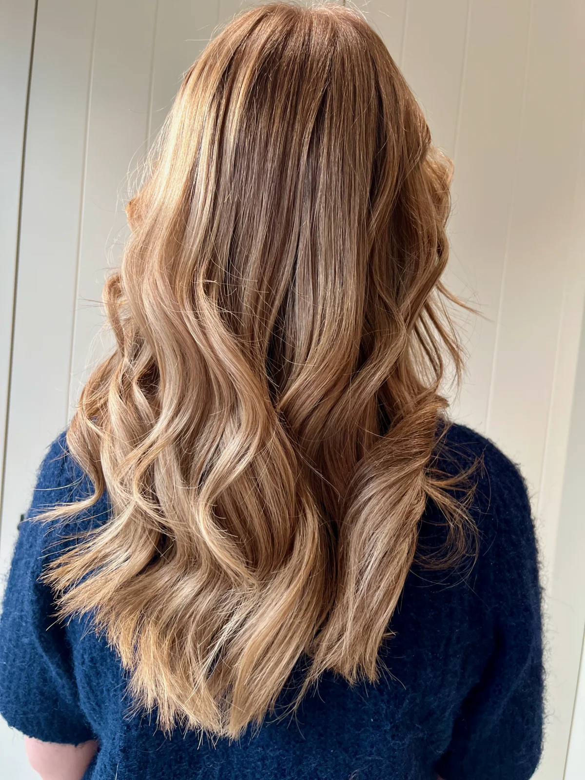 Lang haar met karamelkleurige krullen