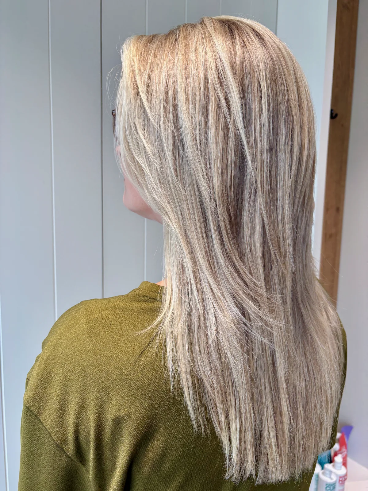 Lang parelblond haar met een zachte snit