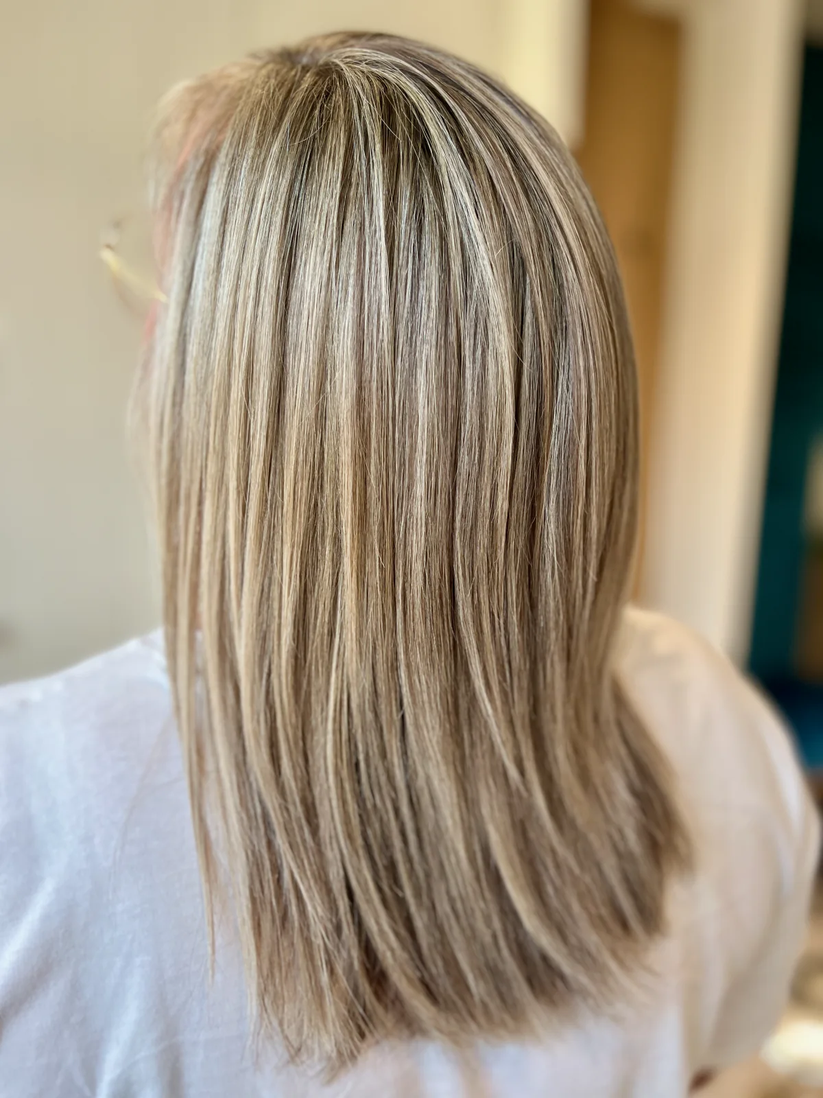Glad blond haar in een strakke snit