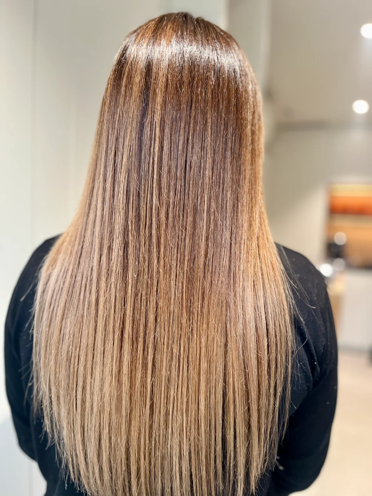 Lang glad haar in warme karameltinten